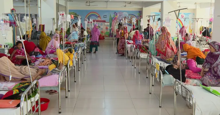 হাসপাতালে হাম ওয়ার্ডে রোগী ও স্বজনরা